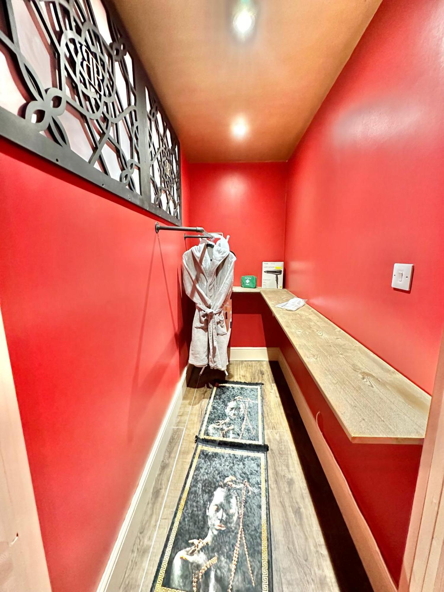 Beyond - Romantic Basement Apartment - Close To Beach - With Parking Bournemouth Eksteriør bilde