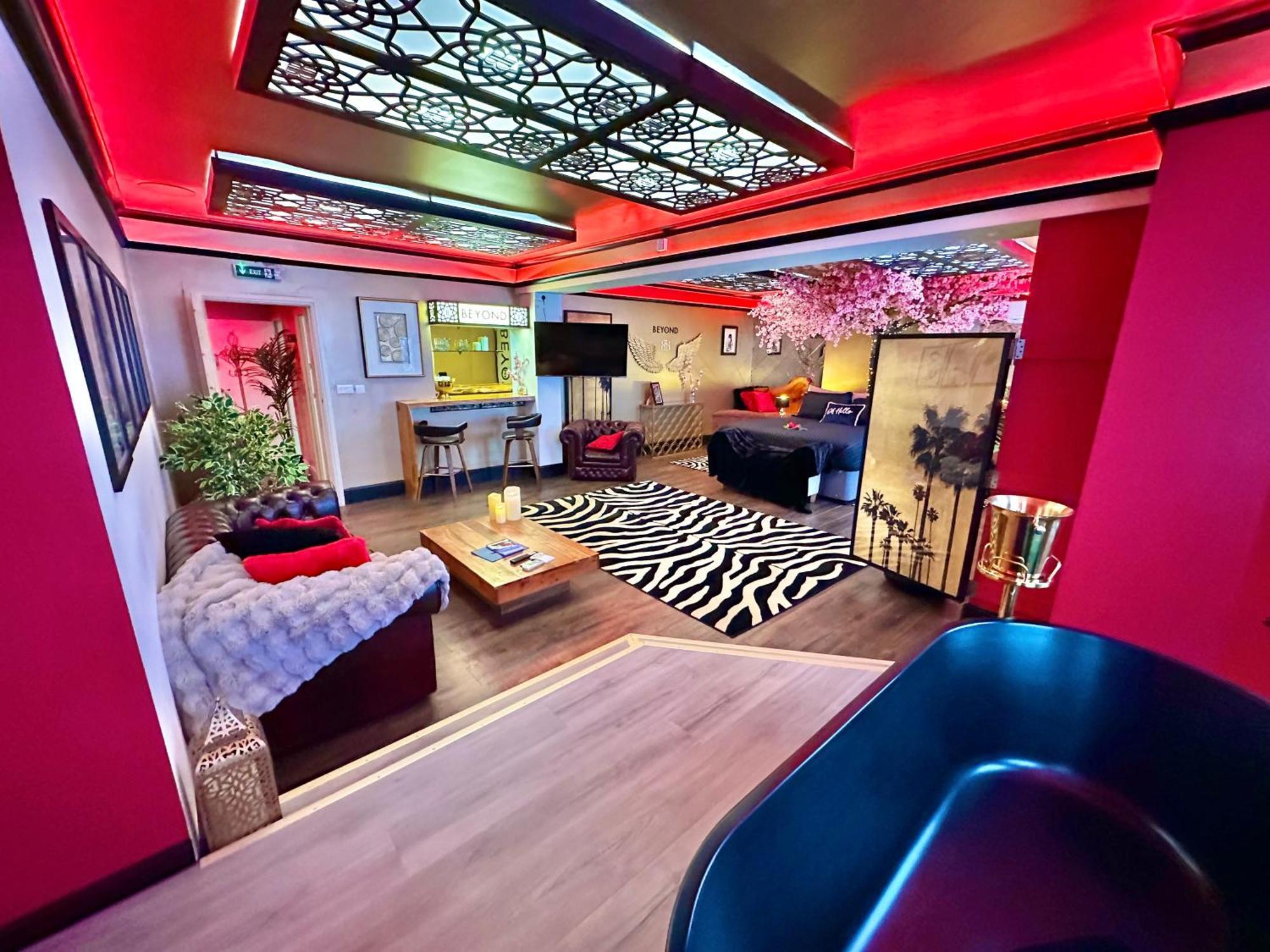 Beyond - Romantic Basement Apartment - Close To Beach - With Parking Bournemouth Eksteriør bilde